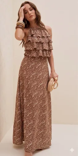Vestido fluido em tecido leve. Primavera verão. Com abertura nas costas.