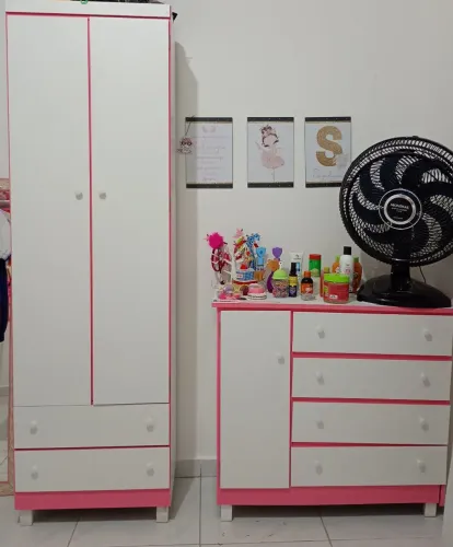 Guarda roupa e cômoda pouco tempo de uso 400