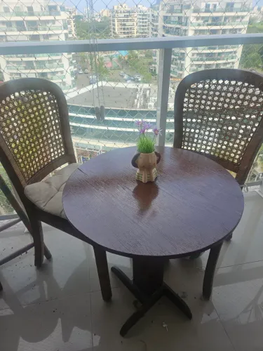 Mesa com duas cadeiras