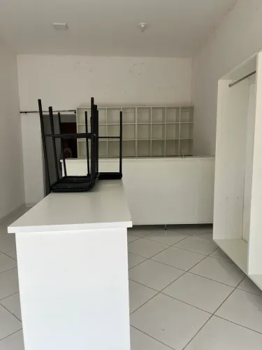 ALUGA-SE CÔMODO COMERCIAL PRONTO PARA LOJA - CENTRO DE CORINTO/MG