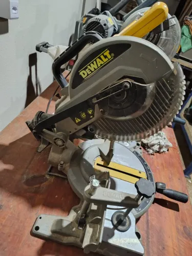 Serra de meia esquadria DEWALT 10"