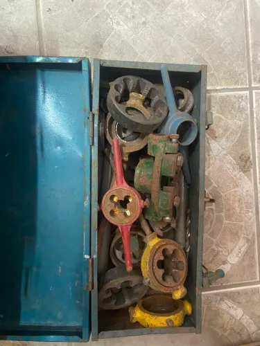 Ferramenta para fazer rosca em canos