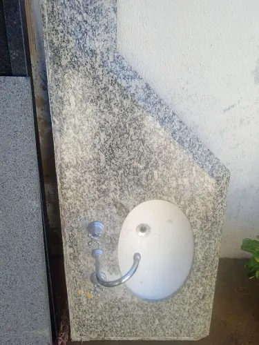Vendo pia de banheiro semi nova com torneira de alumínio