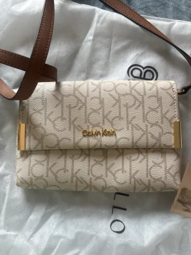 Essa bolsa Calvin Klein tá imperdível 