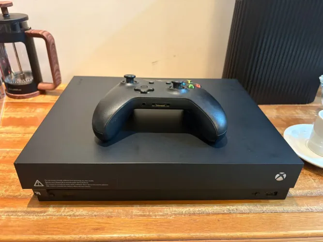 Xbox One X 1Tb + controle