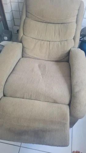 Vende-se uma poltrona usada.