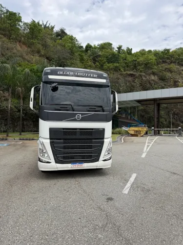 Volvo FH 460 2024 único dono,manual e chave reserva!