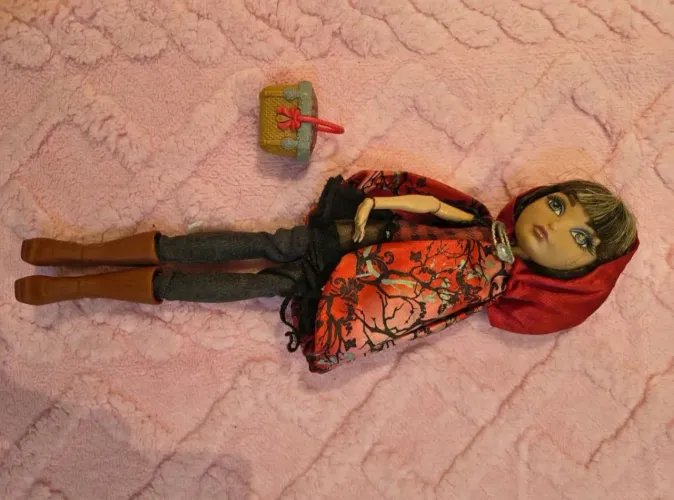Boneca Ever After High Cerise Hood com cesta