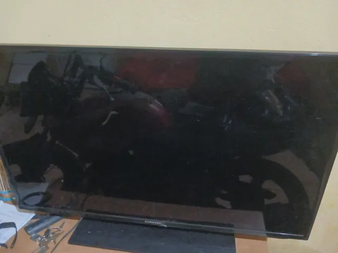 Tv Samsung 40 polegadas UN40EH5300G com defeito saindo som e sem imagens