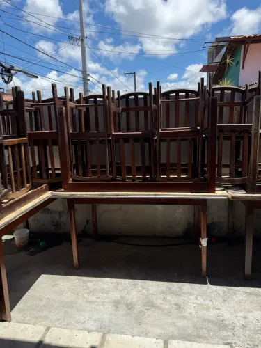 Conjunto de mesas e cadeiras, com 4 cadeiras