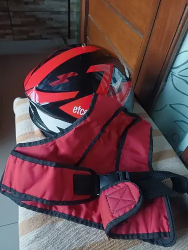 Vendo Capacete moto fechado infantil + Colete Cinto