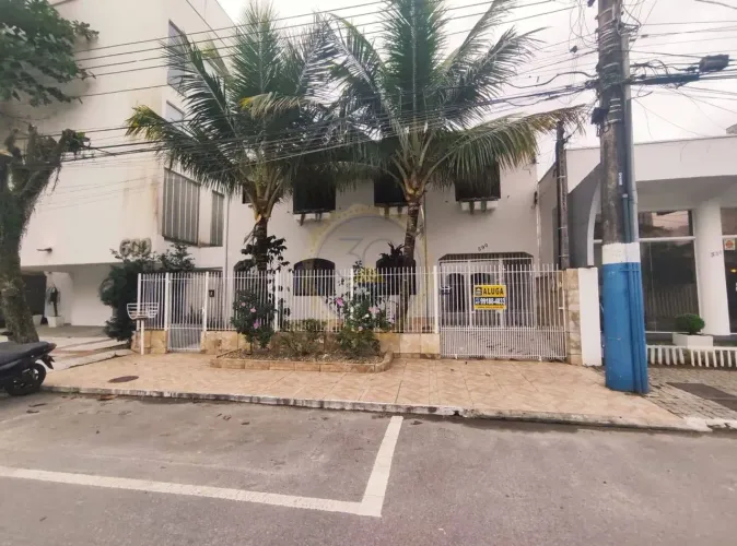 Casa com 02 Suítes para Locação Anual no Centro de Balneário Camboriú Rua 902
