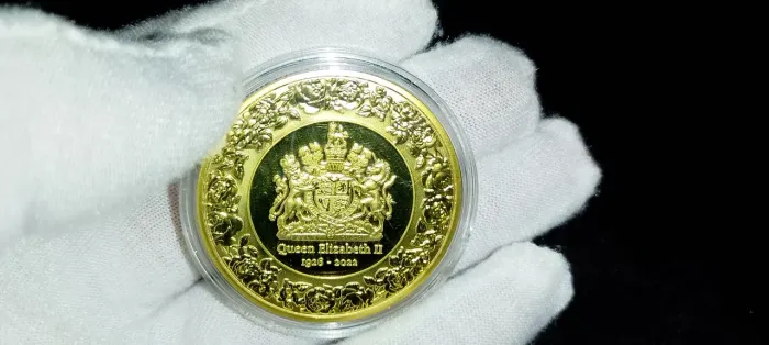 Moeda rainha Elizabeth II banhada a ouro