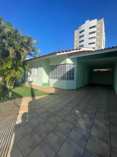 Casa com piscina e edícula em Maringá | 246m² construídos e terreno de 420m²