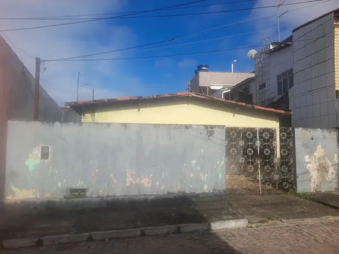 Casa no planalto 3/4 perto da feira