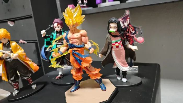 Troco ou vendo Kit lote ACTION FIGURES animes Damon slayer Dragon ball Akame ga kill  