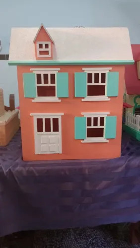 Casinha em madeira para decoração de festa
