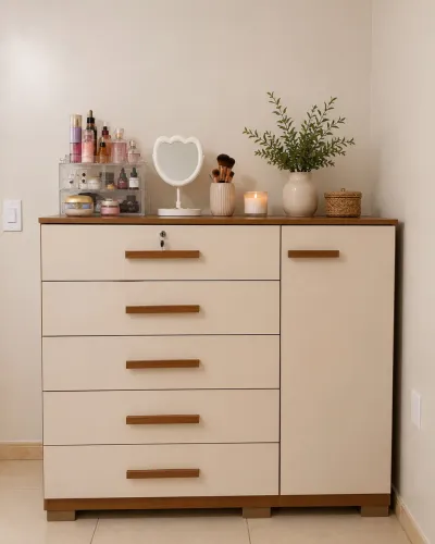 Cômoda com 5 Gavetas e Porta Lateral