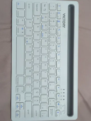 Teclado sem fio para Tablet de 11". Com suporte. Bluetooth e Wireless (Dual).Como novo.