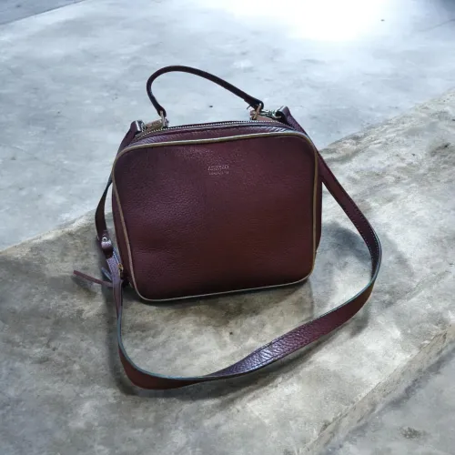 Bolsa Arezzo em couro legítimo transversal e de mão cor lilás.