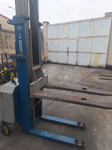 Empilhadeira semi elétrica patolada marca Paletrans