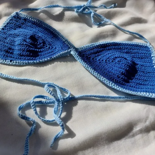 Biquíni de crochê na cor azul