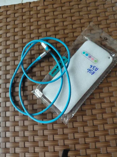 Celular sem ranhuras e com capa de silicone
