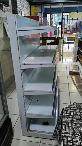Estante metálica