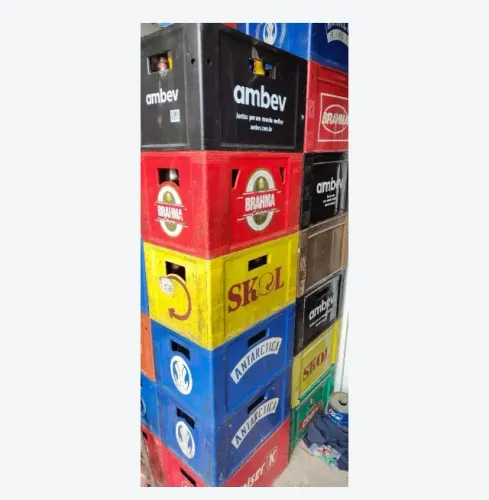 Grades de cerveja e refrigerante com vasilhame