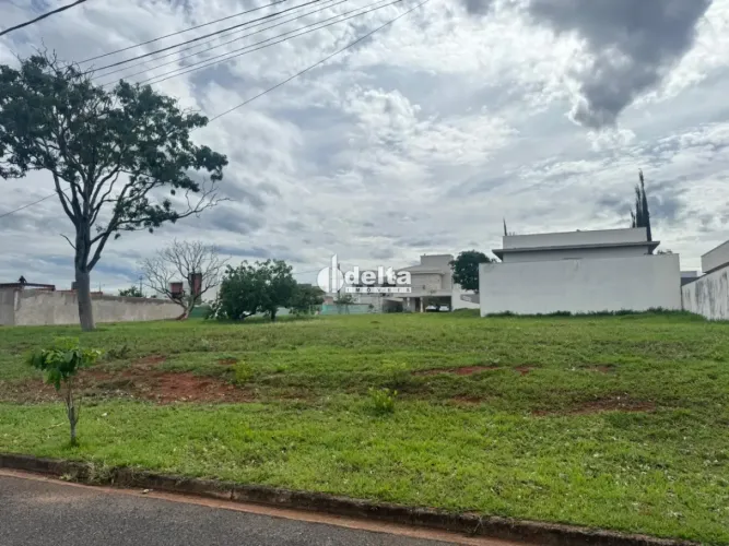Terreno disponível para venda no bairro Laranjeiras em Uberlândia - MG.