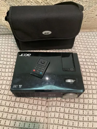 Projetor Datashow Acer + telão 1,30X1,30 + Pedestal