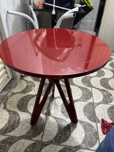 Mesa pequena com algumas marcas de uso 