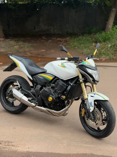Hornet 2013, revisada e com pneus novos 