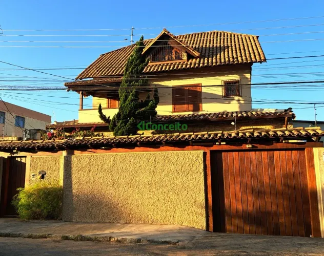 Casa em alto padrão localizada em rua tranquila e de fácil acesso, próxima ao Big shopping