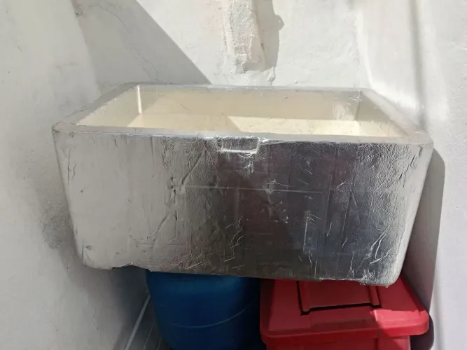 Caixa de isopor selada com fita térmica