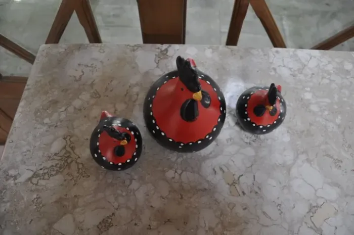conjunto com 3 galinhas decorativas para cozinha, feitas em material leve