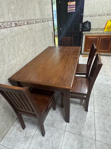 Mesa de madeira com 4 cadeiras