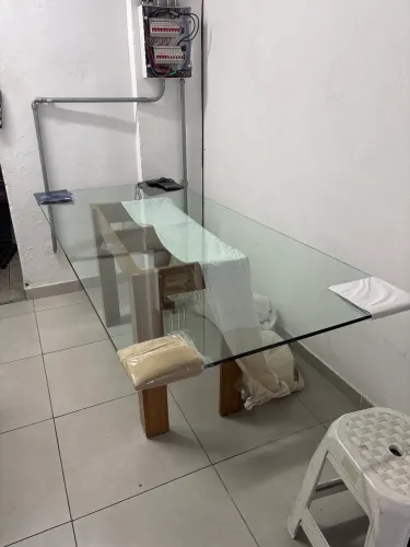 Vende se mesa de jantar de 06 lugares sem cadeiras!