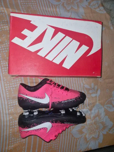 Chuteira Nike Phantom VSN cor rosa e preta