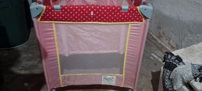 Berço portátil rosa