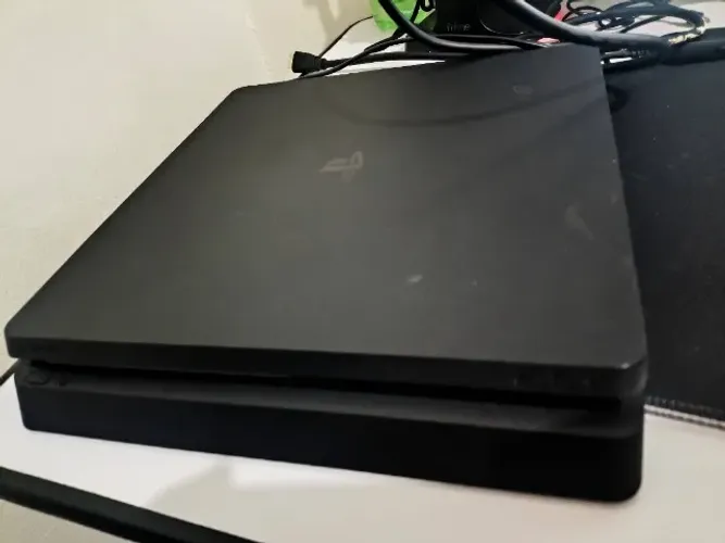 PS4 Semi novo (pouco usado)