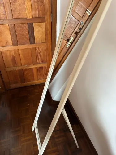 Espelho de chão usado em ótimo estado, possui suporte traseiro para ficar de pé.