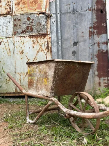 Carrinho militar antigo de mão 