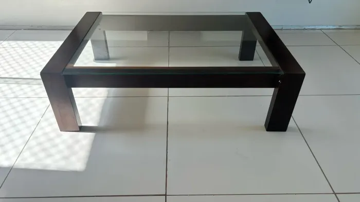 Mesa de Centro com Tampo de Vidro - 1,00 x 0,60 m