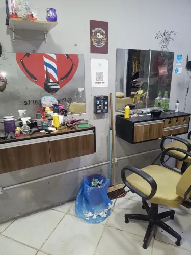Kit barbearia completo; 2 cadeiras, 2 bancadas, 2 espelhos e um balcão.