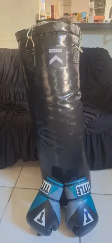 Saco de boxe e luva