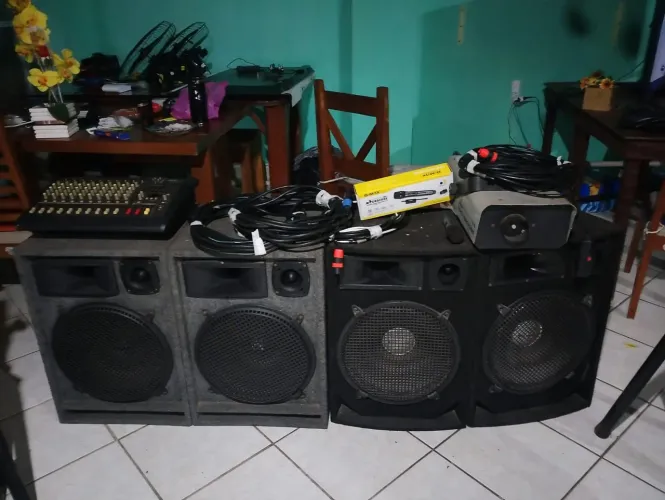 Vendo mesa de som com 4 caixas de som