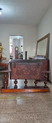 Móveis antigos,  bar baú madeira e couro pirografado 