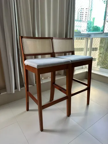 2 Banquetas Altas de Madeira com Encosto em Palhinha Natural