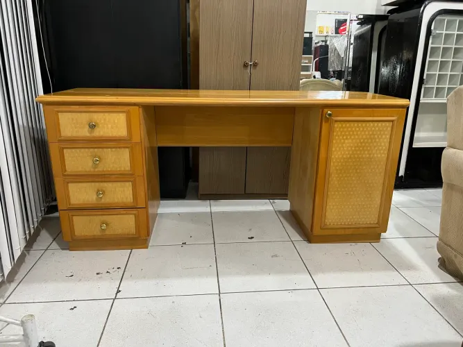 Mesa/Escrivaninha de Madeira com Gavetas